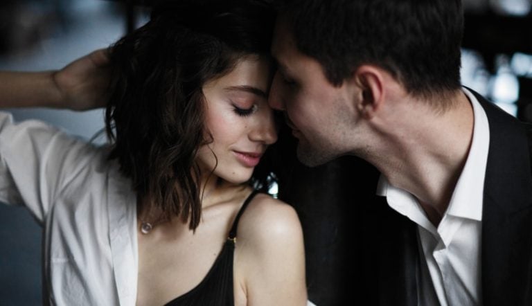 how to get a girl to kiss you