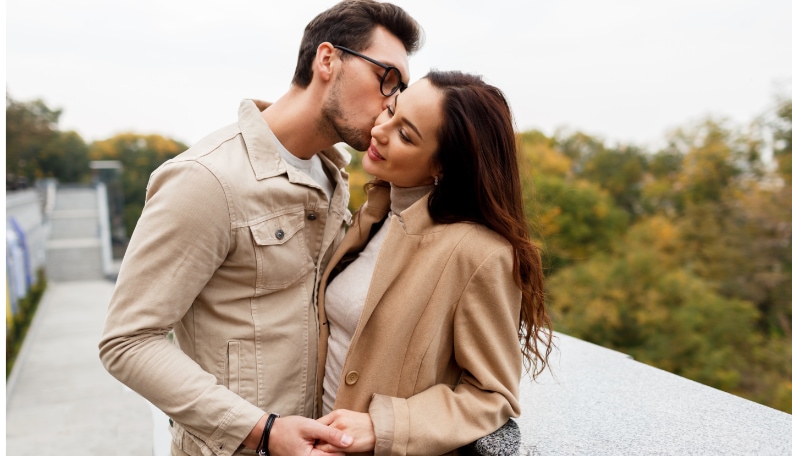 First Date Kiss: Pros and Cons