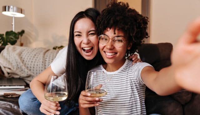 22 Signs Your Best Friend Isn't a Best Friend Anymore & Why You Drifted