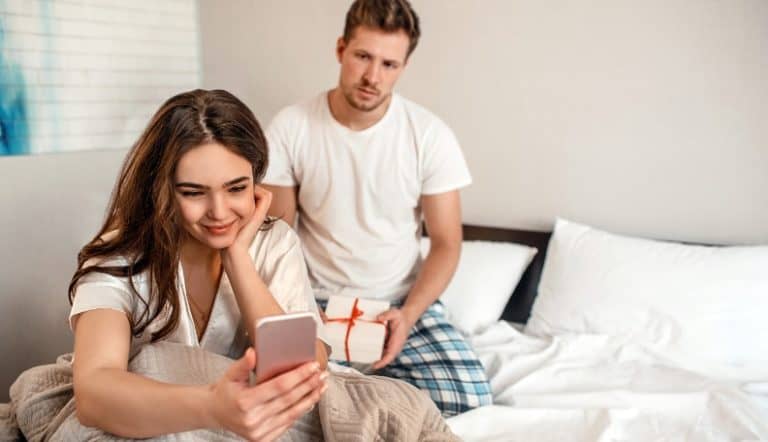 deal with girlfriend texting another guy