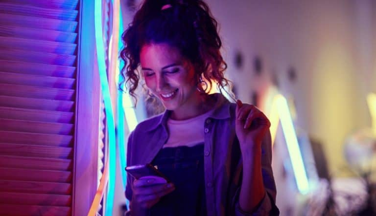 How to Ask Someone to Hang Out Over Text